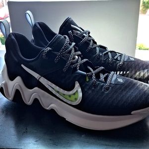 Nike Giannis Immortality Black & white, low.New Without the original box.